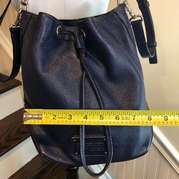 MARC JACOBS Navy Tumbled Leather Drawstring Bucket Bag Crossbody Shoulder Strap - Picture 14 of 16